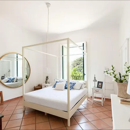 Mina Villa *