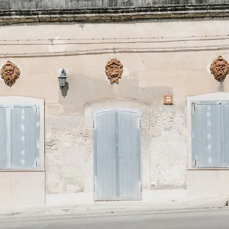 Mina Villa *